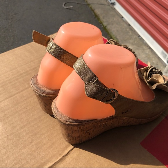 BOC  C63570 Metalic Gold FLOWER WEDGE SANDALS LEATHER Size 9 - Picture 5 of 14